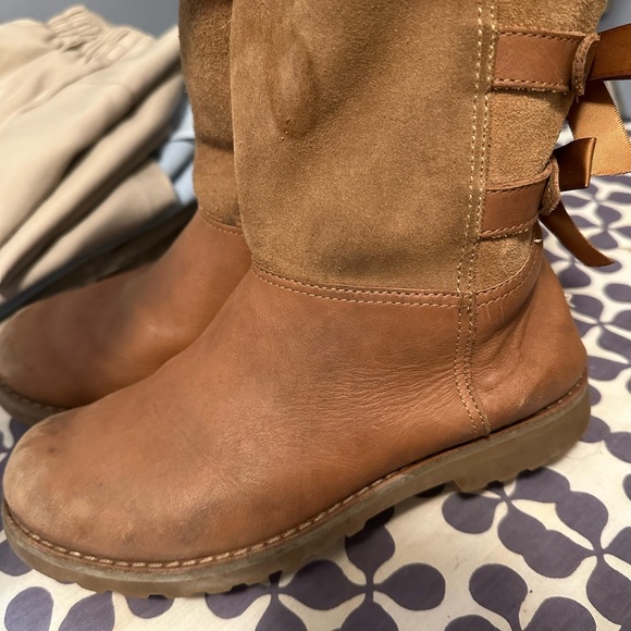 Girls size (4) Bailey Bow Leather Ugg Boots - Picture 2 of 5